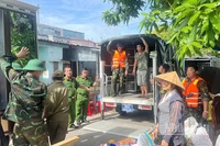 Lực lượng Công an, Quân sự giúp dân di dời tài sản ra khỏi khu sạt lở.