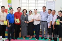 Các đơn vị tài trợ trao tặng sách cho Trường tiểu học Dương Văn Hòa (xã Tháp Mười).