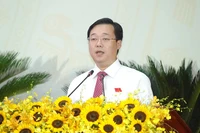 Đồng chí Lê Quốc Phong, Ủy viên Trung ương Đảng, Bí thư Tỉnh ủy, Trưởng Đoàn đại biểu Quốc hội tỉnh Đồng Tháp điều hành nội dung bầu Đoàn Chủ tịch, Đoàn Thư ký, Ban Thẩm tra tư cách đại biểu Đại hội. (Ảnh: Ban tổ chức)
