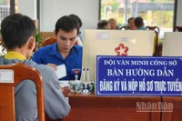 Người dân làm thủ tục hành chính tại xã Mỹ An Hưng.