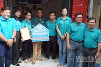 Liên đoàn lao động tỉnh Đồng Tháp phối hợp Cỏ May Sa Đéc trao nhà tặng công đoàn viên khó khăn trong chương trình "Mái ấm Công đoàn".