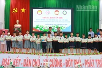 Công ty Trách nhiệm hữu hạn một thành viên Xổ số kiến thiết Đồng Tháp cùng lãnh đạo xã Tháp Mười trao học bổng tặng học sinh.