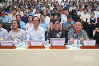 Đại biểu, giảng viên, nghiên cứu sinh và sinh viên tham dự chuỗi sự kiện.