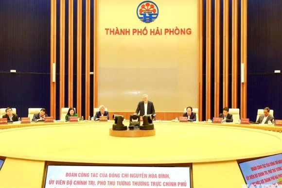 Quang cảnh buổi làm việc của Phó Thủ tướng Thường trực Chính phủ Nguyễn Hòa Bình cùng đoàn công tác của Chính phủ với lãnh đạo thành phố Hải Phòng. (Ảnh: DUY THÍNH)