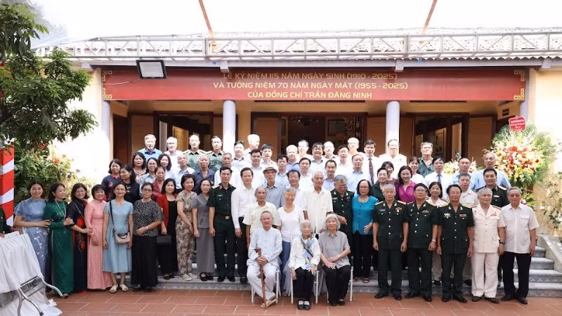 Gia đình đồng chí Trần Đăng Ninh và các đại biểu dự buổi lễ.