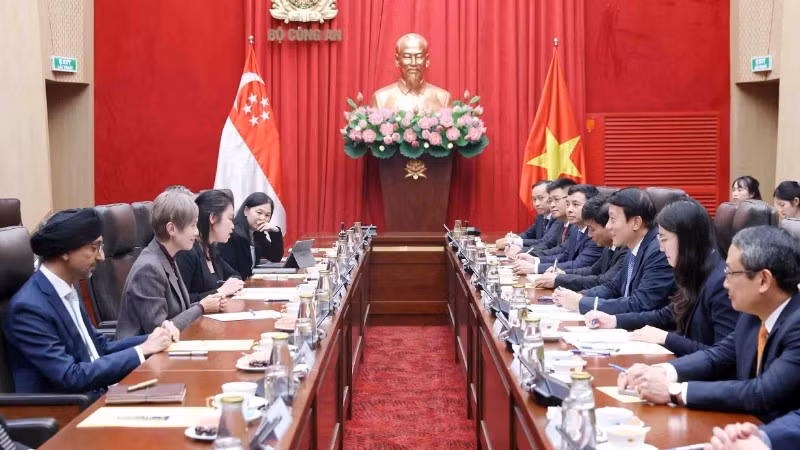 Đại tướng Lương Tam Quang, Bộ trưởng Bộ Công an hội đàm với Bộ trưởng Bộ Phát triển Kỹ thuật số và Thông tin Singapore Josephine Teo. (Ảnh: Phạm Kiên/TTXVN)