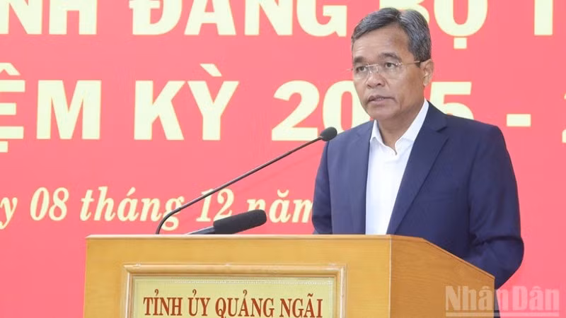 Đồng chí Hồ Văn Niên, Ủy viên Trung ương Đảng, Bí thư Tỉnh ủy Quảng Ngãi phát biểu khai mạc hội nghị.