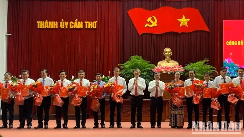 Lãnh đạo Thành ủy Cần Thơ trao quyết định bổ nhiệm cán bộ.
