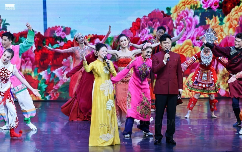 Tiết mục ca múa Việt Nam-Trung Hoa, nghệ sĩ Khổng Khánh Học (Trung Quốc) và ca sĩ Bảo Yến (Việt Nam) thể hiện. (Nguồn: Nhà hát Hồ Gươm) ca-mua-viet-nam-trung-hoa.jpg