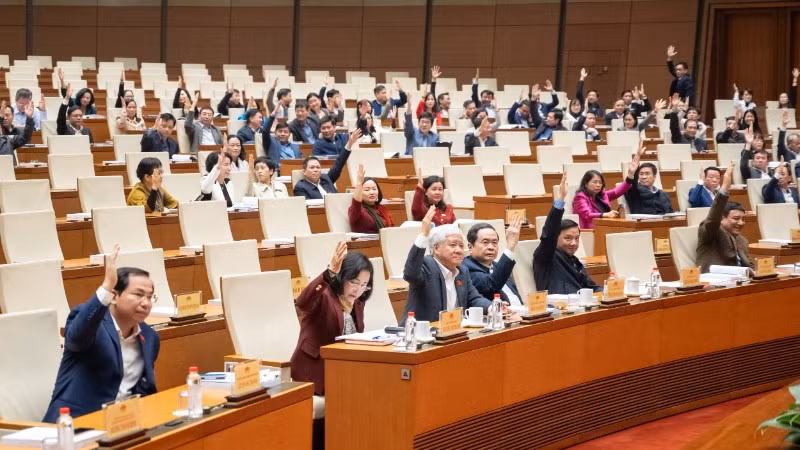 Chủ tịch Quốc hội Trần Thanh Mẫn và các đại biểu biểu quyết tại hội nghị. (Ảnh: DUY LINH)