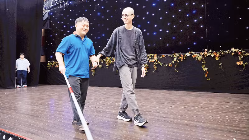 Dự án “Hào quang trong bóng tối” mang đến cho người khiếm thị cơ hội được diễn xuất trên sân khấu.