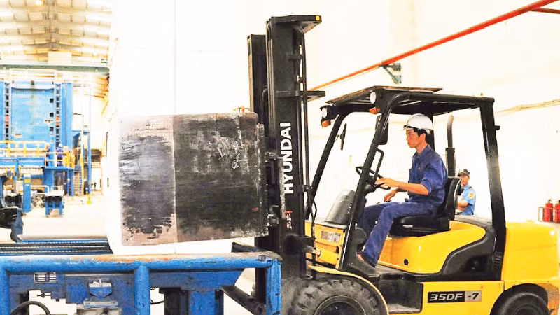 Sản xuất giấy tại Công ty cổ phần Giấy An Hòa, tỉnh Tuyên Quang. (Ảnh: KHÁNH AN)