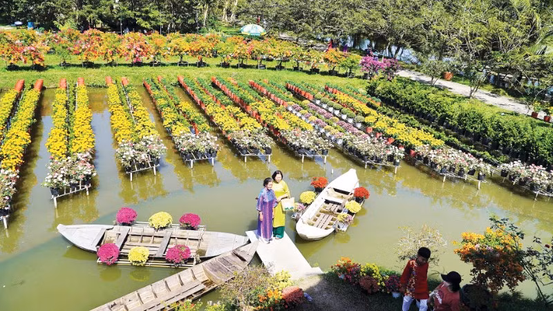 Du khách tham quan điểm du lịch Vườn hồng Tư Tôn tại làng hoa Sa Đéc.