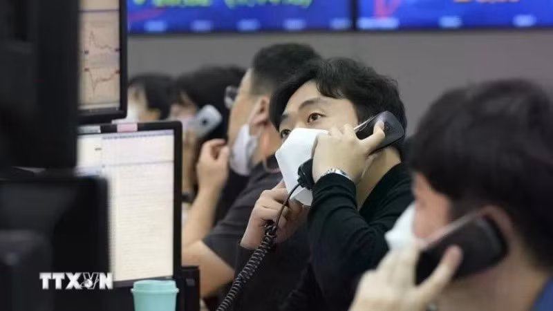 Giao dịch viên tại sàn chứng khoán Seoul, Hàn Quốc. (Nguồn: AP/TTXVN)