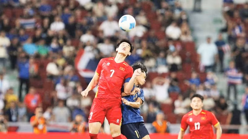 Tiền đạo Đình Bắc (số 7) ba lần liên tiếp đoạt danh hiệu “Cầu thủ xuất sắc nhất trận đấu” tại SEA Games 33 trong pha tranh bóng với U22 Thái Lan.