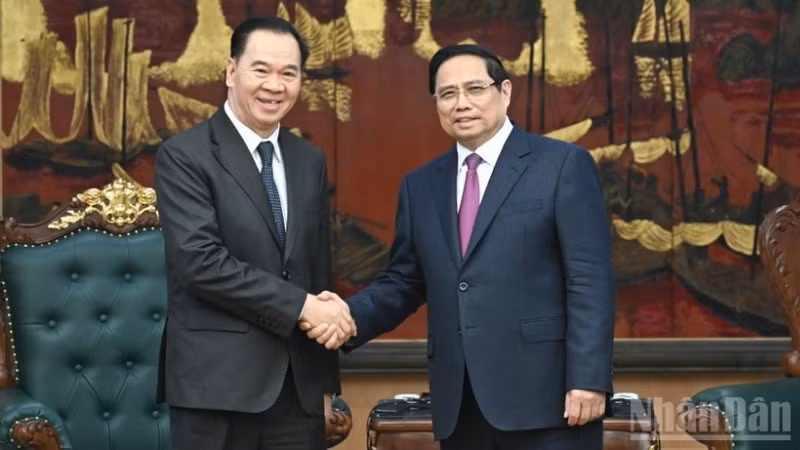 Thủ tướng Chính phủ Phạm Minh Chính và đồng chí Thongsalith Mangnormek, Bí thư Trung ương Đảng, Bộ trưởng Giáo dục và Thể thao Lào. (Ảnh: TRẦN HẢI)