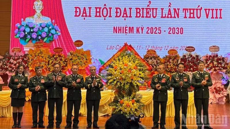 Thượng tướng Phạm Hồng Hương, Phó Chủ tịch Hội Cựu chiến binh Việt Nam tặng hoa chúc mừng Đại hội. (Ảnh: THANH SƠN)