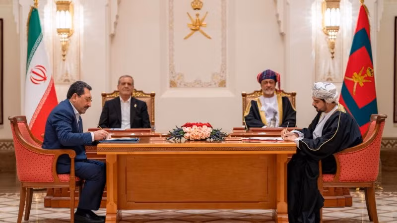 Quốc vương Oman Haitham bin Tariq Al Said (bên phải, phía sau) và Tổng thống Iran Masoud Pezeshkian (bên trái, phía sau) tham dự lễ ký kết tại Muscat, Oman, ngày 27/5/2025. (Nguồn: TÂN HOA XÃ)