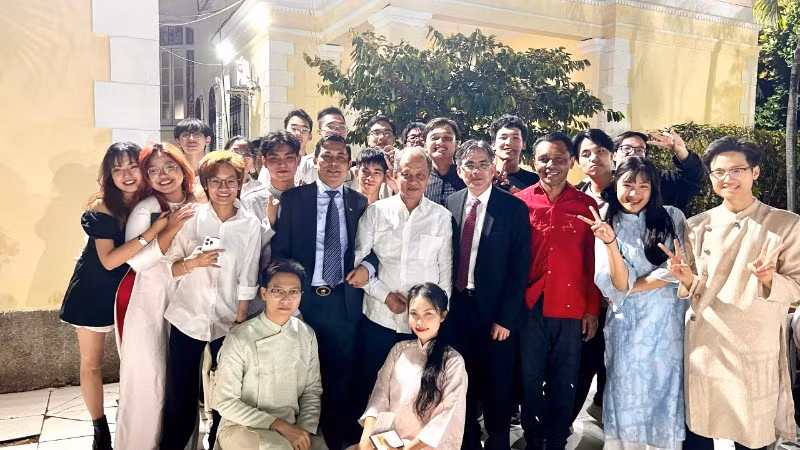 Sinh viên Việt Nam chụp ảnh với các đại sứ các nước ASEAN.