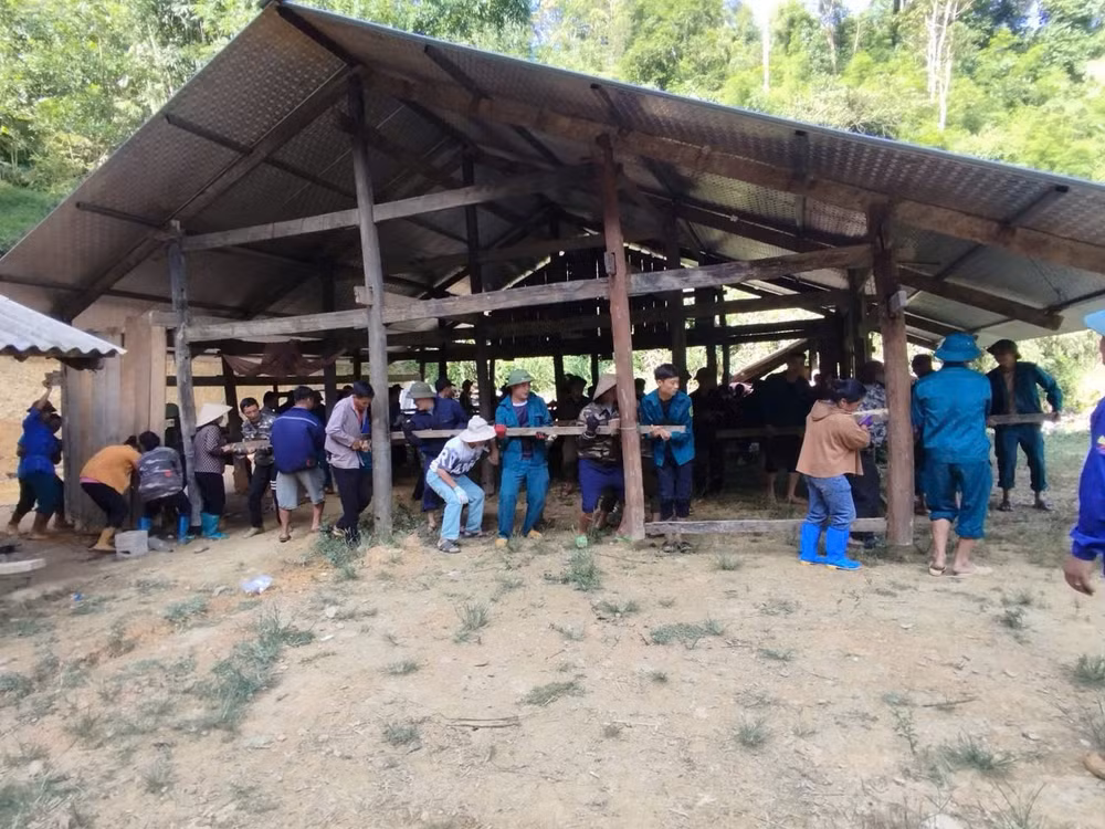 Chính quyền địa phương xã Minh Khai, tỉnh Cao Bằng cùng hơn 70 người dân đến hỗ trợ di dời nhà của gia đình ông Triệu Văn Hội sang vị trí nền mới để tránh tình trạng sạt lở. (Ảnh: Xã Minh Khai)