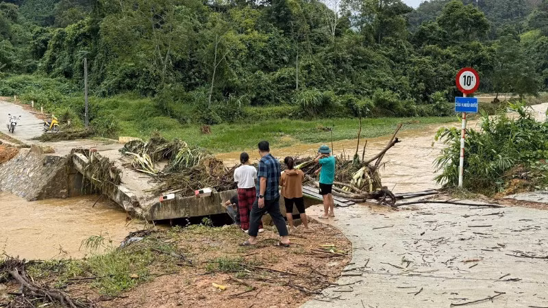 Mưa lũ khiến cây cầu Khuổi Đuốc, xóm Chông Cá, xã Minh Khai tỉnh Cao Bằng bị sập. (Ảnh: Xã Minh Khai)