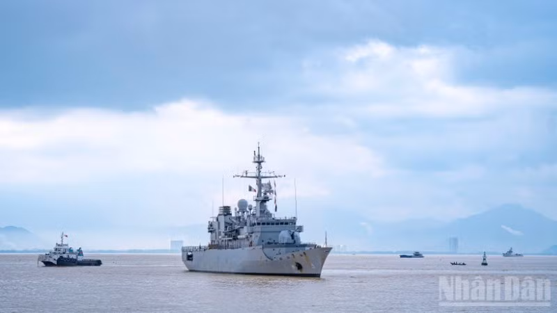 Tàu tuần dương Prairial cập cảng Tiên Sa, thành phố Đà Nẵng.
