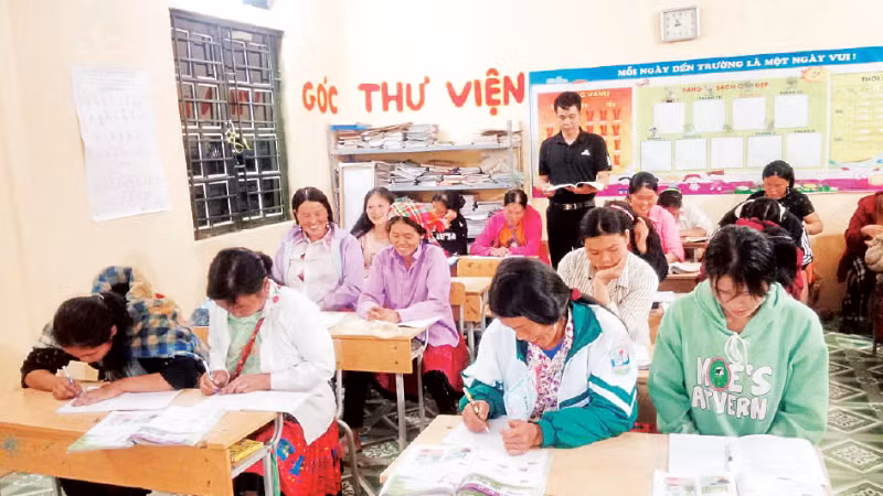 Lớp học chữ bản Làng Sáng lúc nào cũng đông đủ học viên.