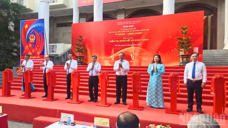 Nghi thức cắt băng khai mạc trưng bày.