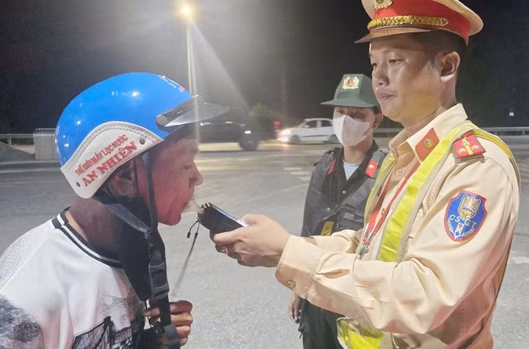Kiểm tra nồng độ cồn của người tham gia giao thông. (Ảnh: LÂM QUANG HUY)