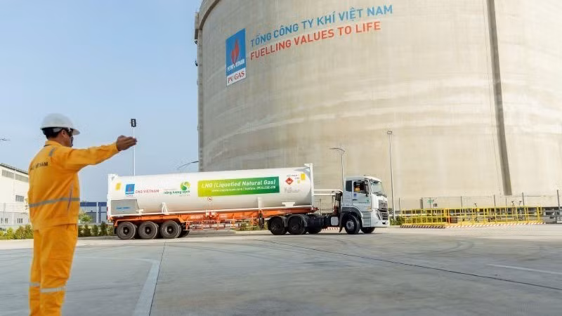 Vận chuyển khí LNG tại kho của PV GAS tại Thành phố Hồ Chí Minh.