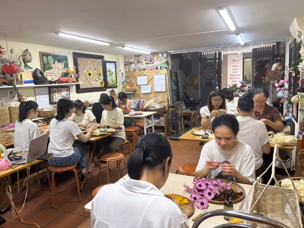 Xưởng hoa khô Xavia giờ đây đã trở thành ngôi nhà chung của những người phụ nữ giàu nghị lực và yêu cái đẹp.