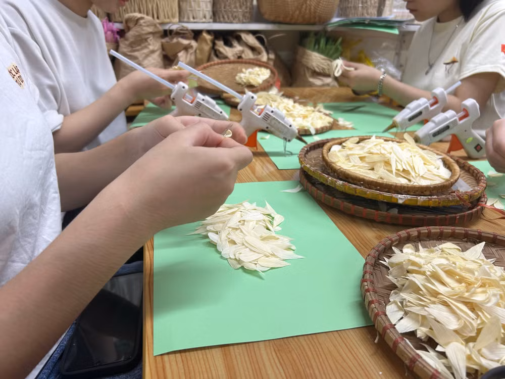 Vỏ ngô sau khi được xử lý loại bỏ ố, mốc có màu trắng ngà, được người thợ khéo léo tạo thành những bông hoa rực rỡ.