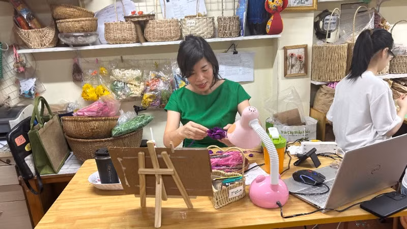 Chị Nguyễn Trang Phương tại xưởng hoa khô Phương Xavia.