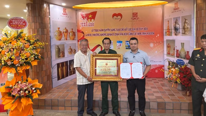 Tiến sĩ Lê Duy Hảo (giữa) nhận Bằng chứng nhận “Không gian di sản văn hóa-khu trưng bày và giới thiệu sản phẩm gốm sứ tâm linh Nason” do Hội Di sản Văn hóa Việt Nam trao tặng. (Ảnh: CAO HƯƠNG)