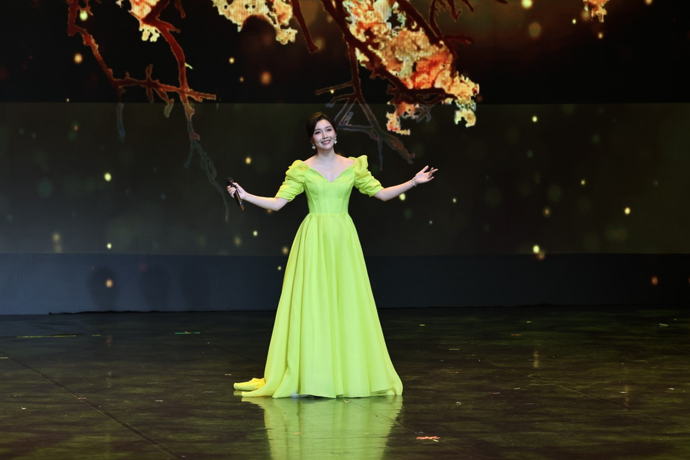Nghệ sĩ Phó Nhuệ (Trung Quốc) biểu diễn ca khúc “Nhớ mùa thu Hà Nội” bằng tiếng Việt. (Nguồn: Nhà hát Hồ Gươm) nghe-si-pho-nhue.jpg