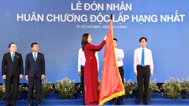 Phó Chủ tịch nước Võ Thị Ánh Xuân trao Huân chương Độc lập hạng Nhất cho Bệnh viện Thống Nhất.