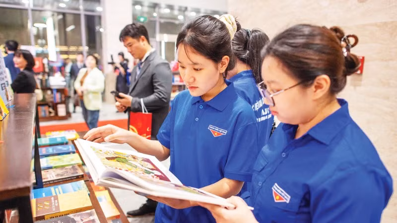 Khu vực trưng bày các tác phẩm tiêu biểu tại Lễ trao Giải thưởng Sách Quốc gia lần thứ VIII. (Ảnh VIỆT LINH)