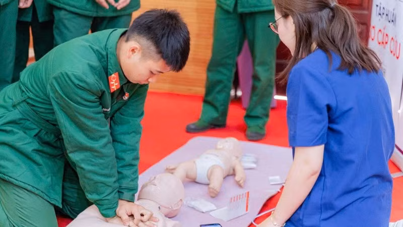 Cán bộ y tế Bệnh viện đa khoa Hùng Vương hướng dẫn chiến sĩ Sư đoàn 316 kỹ năng xử trí cấp cứu.