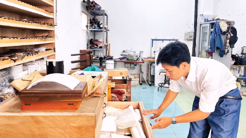 Một góc làm việc của Trần Trung Hiếu.