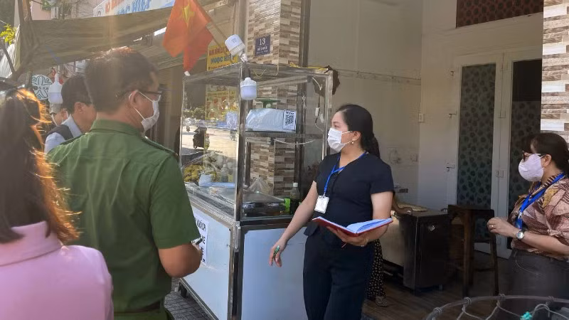 Các lực lượng chức năng phường Vũng Tàu kiểm tra tiệm bánh mì trên đường Đồ Chiểu. 