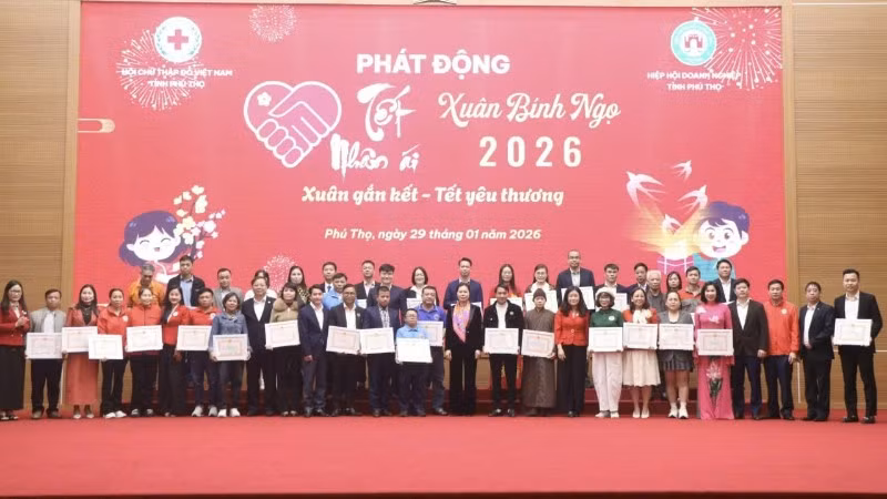 Lãnh đạo tỉnh trao bản ghi nhận “Tấm lòng nhân đạo” cho các cơ quan, đơn vị, doanh nghiệp và các nhà hảo tâm.