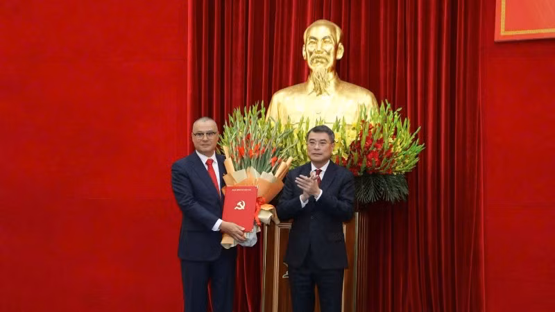 Đồng chí Lê Minh Hưng trao Quyết định của Bộ Chính trị cho đồng chí Phạm Đại Dương.