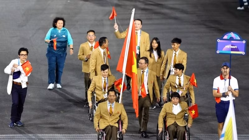 Đoàn thể thao người khuyết tật Việt Nam diễu hành tại Lễ khai mạc Paralympic Paris 2024. (Ảnh: tdtt.gov.vn) 