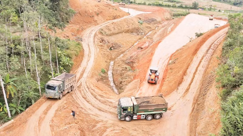 Thi công đào, san ủi một phân đoạn trong dự án.