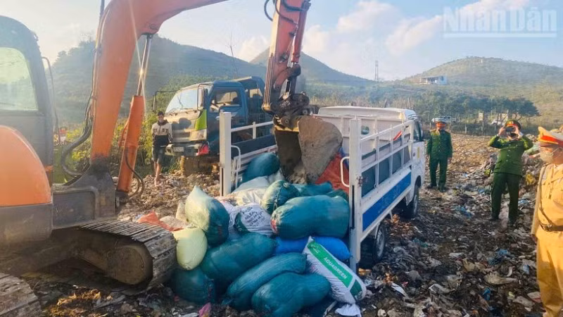 Cơ quan chức năng tiến hành tiêu hủy 1,3 tấn thực phẩm bẩn.