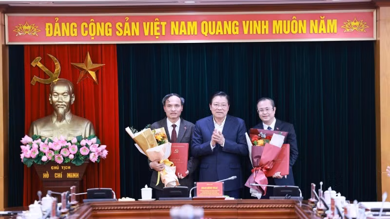 Đồng chí Phan Đình Trạc, Ủy viên Bộ Chính trị, Bí thư Trung ương Đảng, Trưởng Ban Nội chính Trung ương trao các Quyết định điều động, bổ nhiệm cho các cán bộ của Ban.