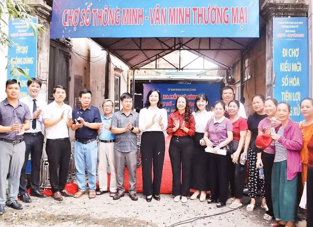 Xã Ô Diên ra mắt mô hình Chợ số thông minh-Văn minh thương mại tại chợ Gối. (Ảnh: MINH MINH)