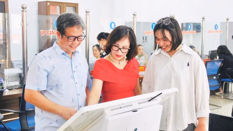 Người dân trải nghiệm ứng dụng công nghệ tại Trung tâm phục vụ hành chính công xã Yên Bình, tỉnh Lào Cai.