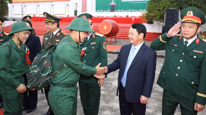 Đồng chí Hầu A Lềnh, Ủy viên Trung ương Đảng, Bí thư Tỉnh ủy Tuyên Quang động viên tinh thần thanh niên lên đường nhập ngũ.