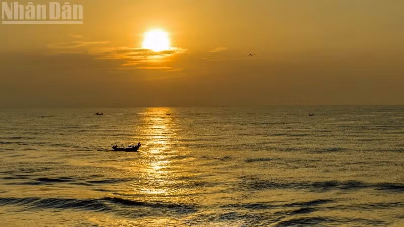 Bình minh biển Tiên Điền (Hà Tĩnh). (Ảnh: ĐẬU HÀ)